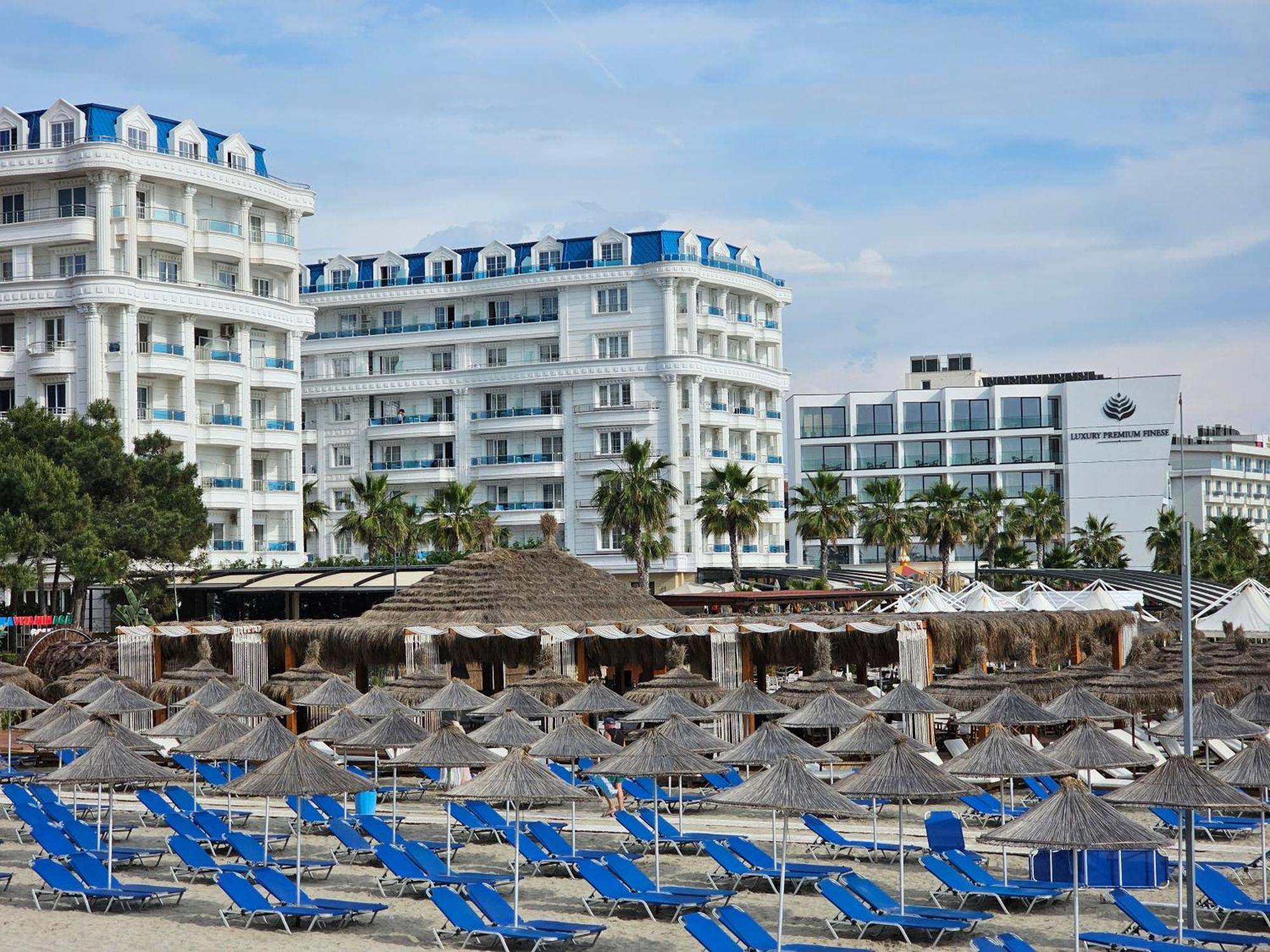 Blue Studio, Modern & Beachfront - By Beta Premium Appartement